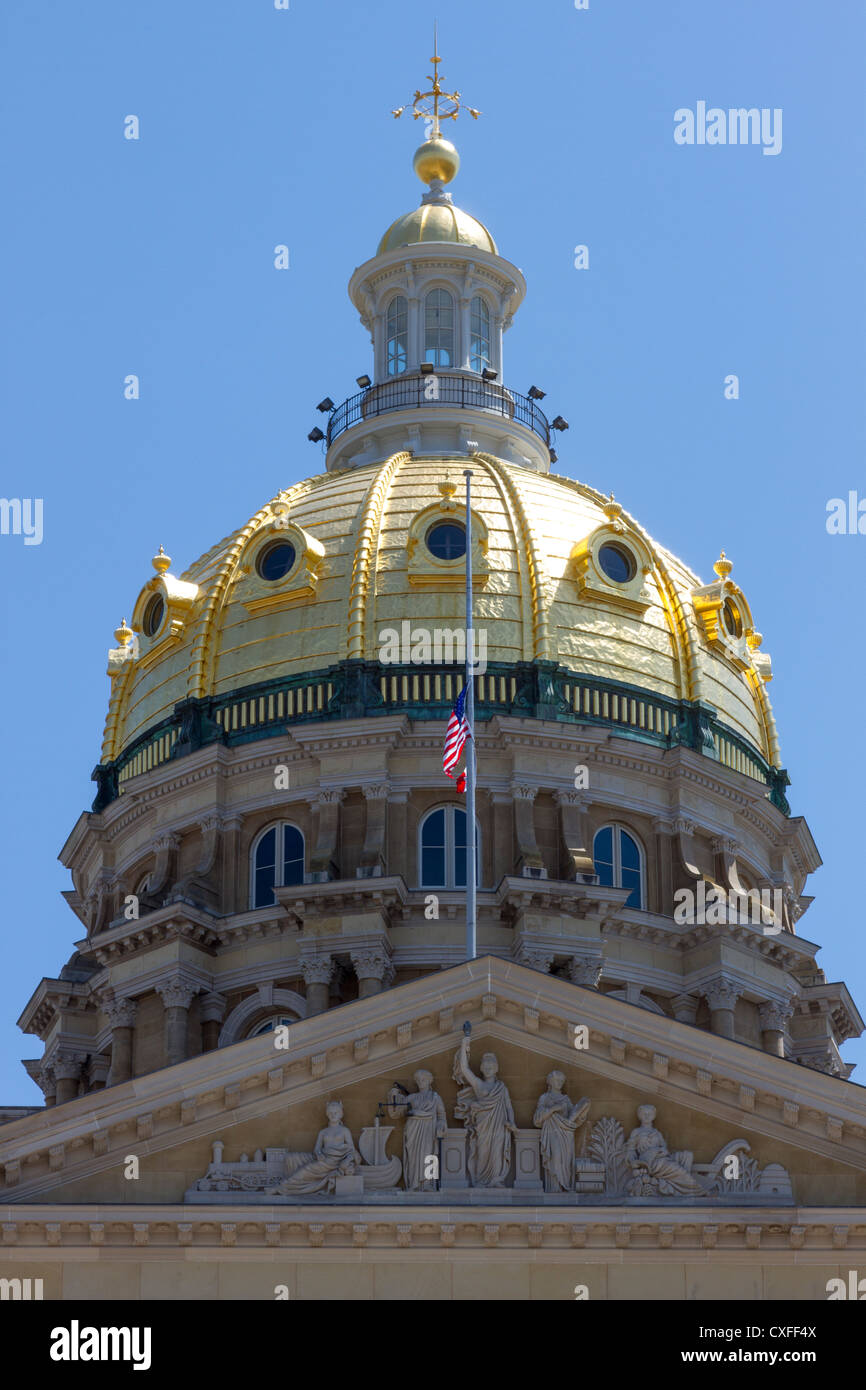 Dôme d'or de la coupole et Iowa State Capitol building ou statehouse de Des Moines Banque D'Images