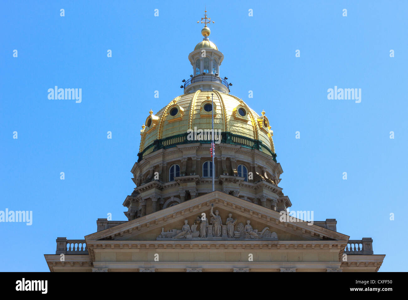 Dôme d'or de la coupole et Iowa State Capitol building ou statehouse de Des Moines Banque D'Images