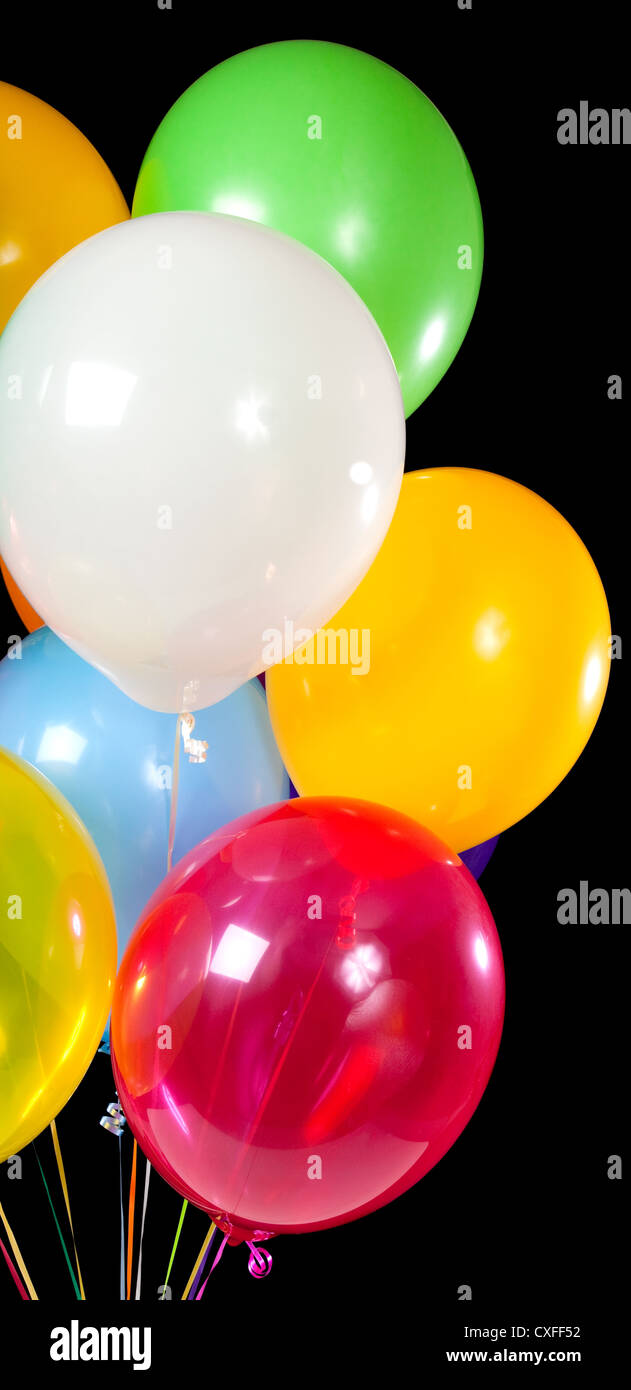 Groupe de divers ballons de couleur sur fond noir Banque D'Images