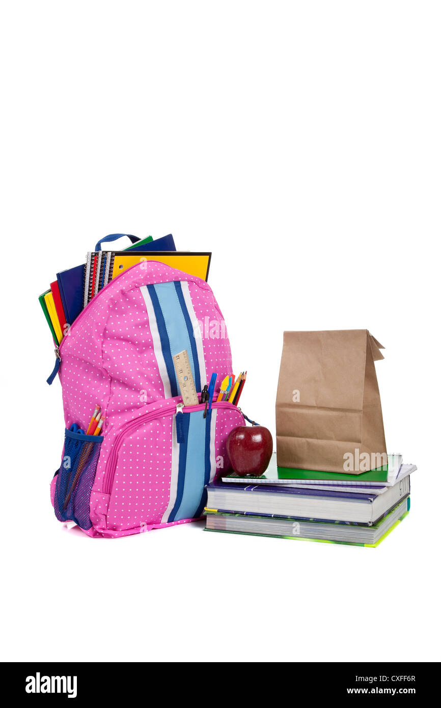 Bookbag rose avec des fournitures scolaires et le déjeuner Banque D'Images