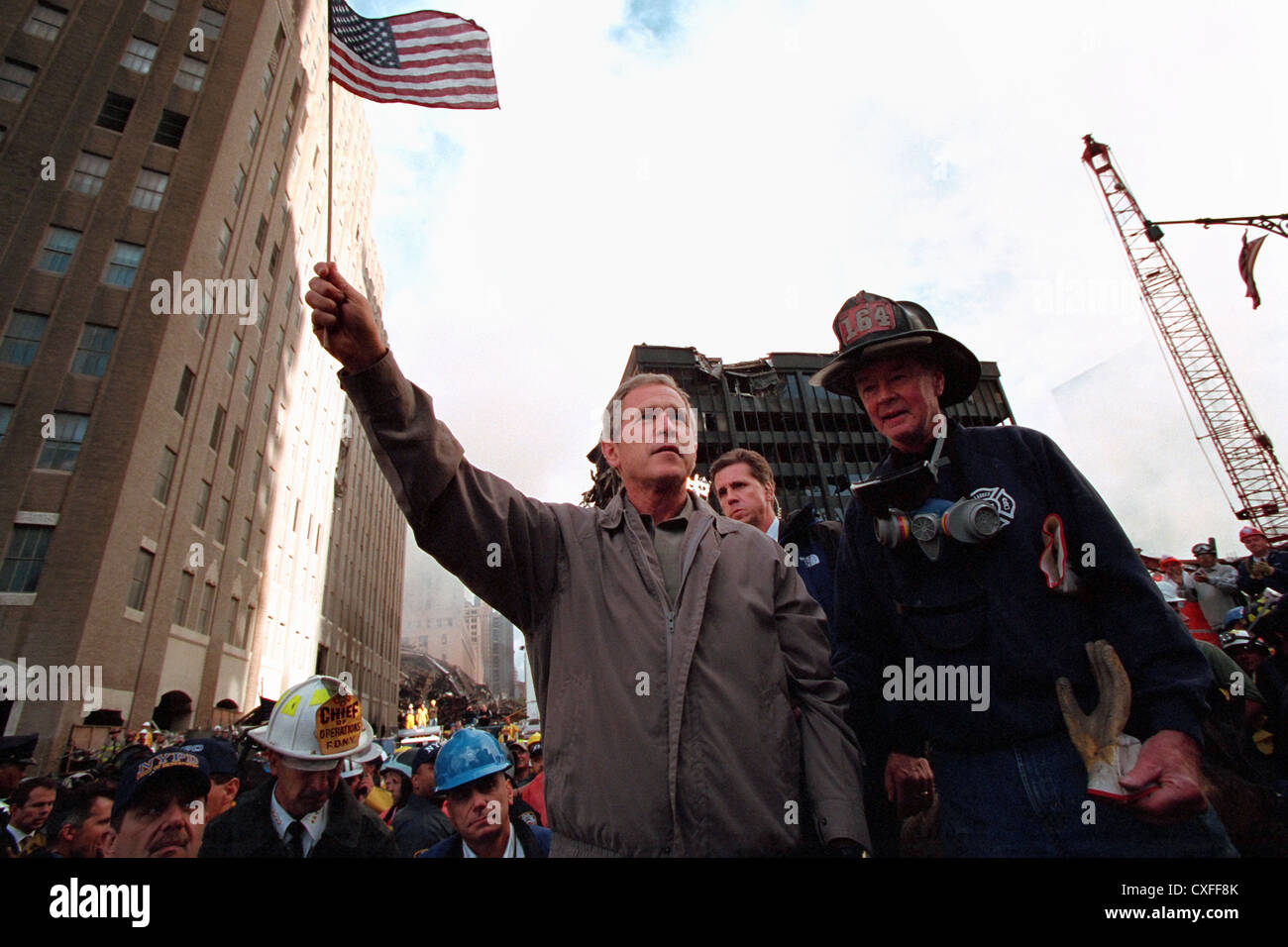 Le président américain George W. Bush vagues un drapeau américain, debout sur les décombres du World Trade Center détruites avec l'ancien pompier New York Bob Beckwith, 14 septembre 2001 à New York. Récupération et travailleurs adressée Bush rallié la nation à la suite des attaques terroristes. Banque D'Images Le président américain George W. Bush vagues un drapeau américain, debout sur les décombres du World Trade Center détruites avec l'ancien pompier New York Bob Beckwith, 14 septembre 2001 à New York. Récupération et travailleurs adressée Bush rallié la nation à la suite des attaques terroristes. Banque D'Images