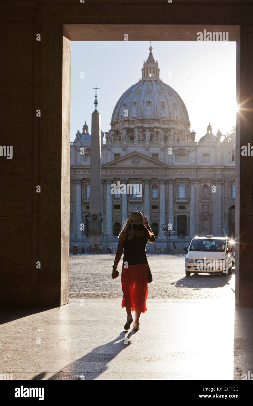Femme encadrée dans front St Peters Basilica, Vatican, Rome. Banque D'Images