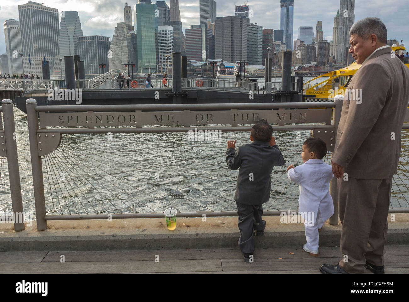 New York City, NY, États-Unis, DUMBO Latino migrant famille en robe de fantaisie regardant Manhattan Skyline, après le mariage à Brooklyn, immigrants internationaux, migrants aux États-Unis Banque D'Images