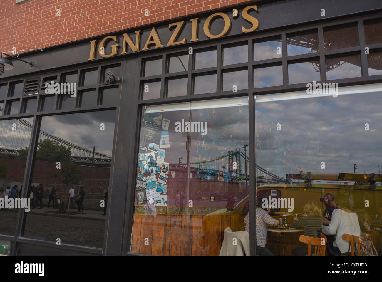 New York, NY, USA, DUMBO 'Ignazio's' Restaurant Italien, fenêtre avec réflexion, Brooklyn Bridge Banque D'Images