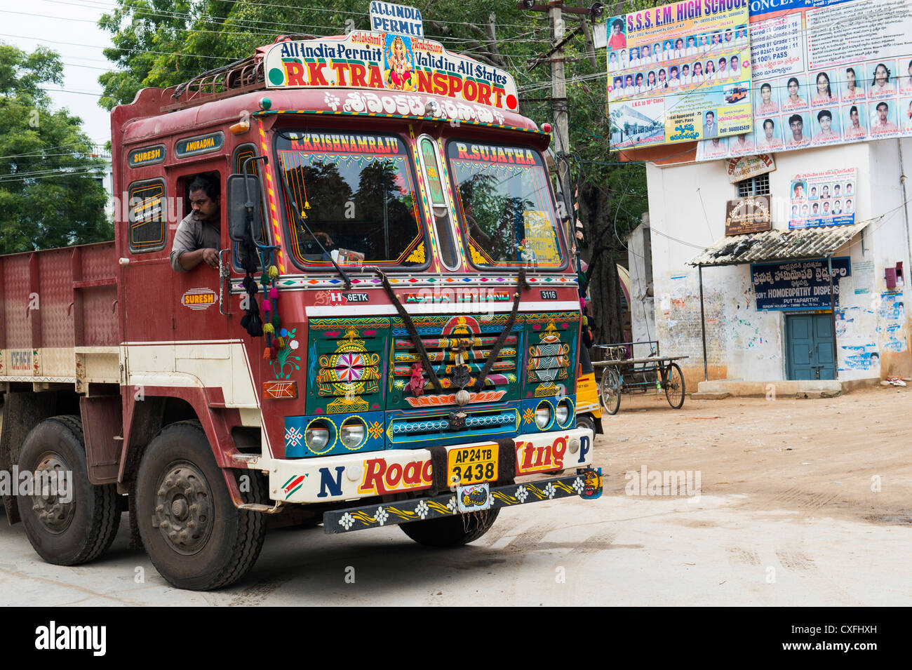 Camion de transport de l'Inde dans la rue. Puttaparthi, Andhra Pradesh, Inde Banque D'Images