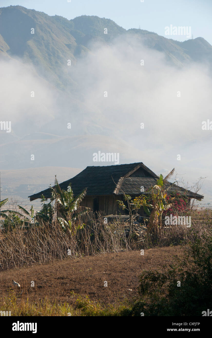 Maison de ferme, les nuages et les montagnes, Ngaia Lo, près de Sapa, Vietnam Banque D'Images