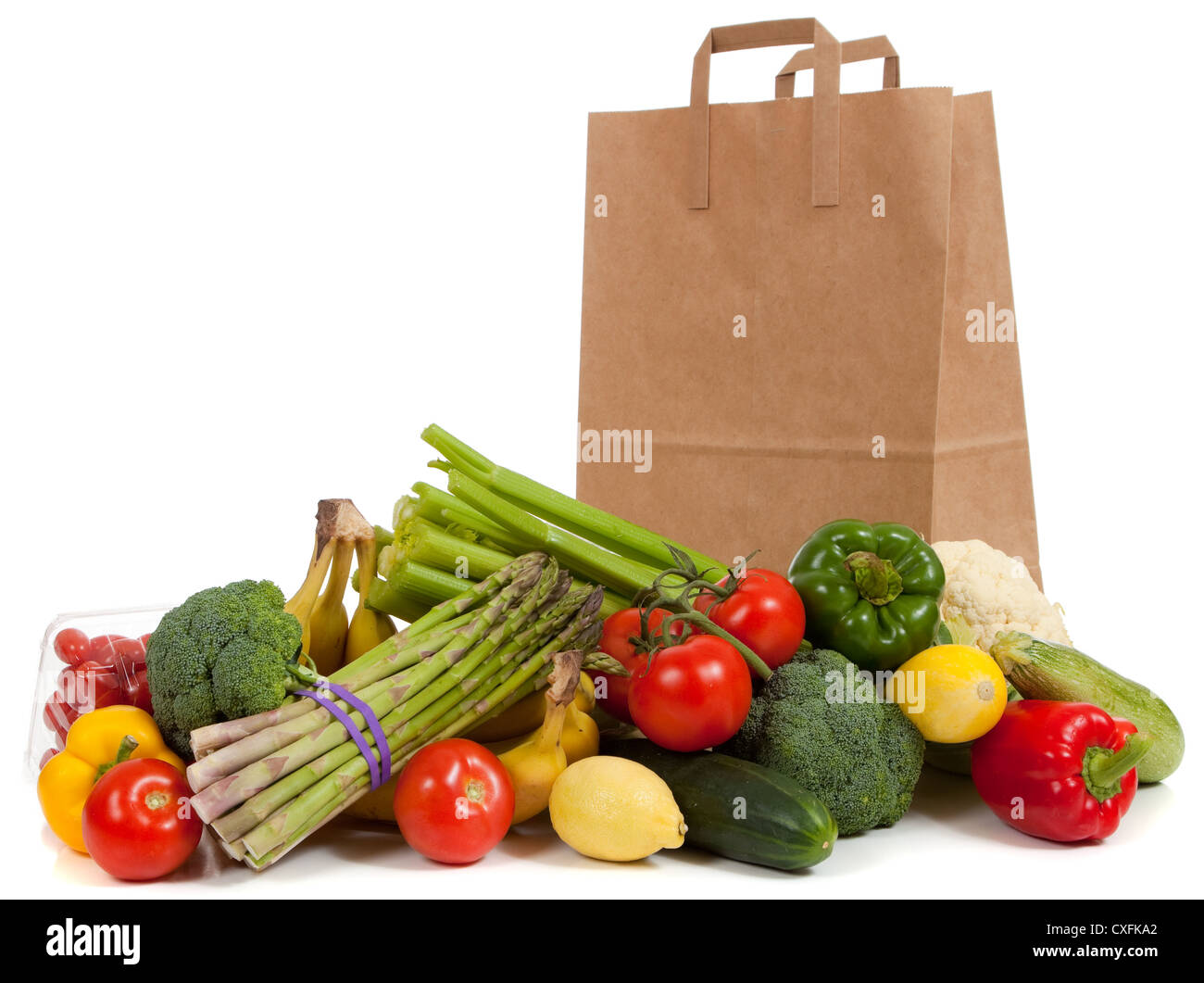 Brown sac d'épicerie en légumes frais sur un fond blanc Banque D'Images