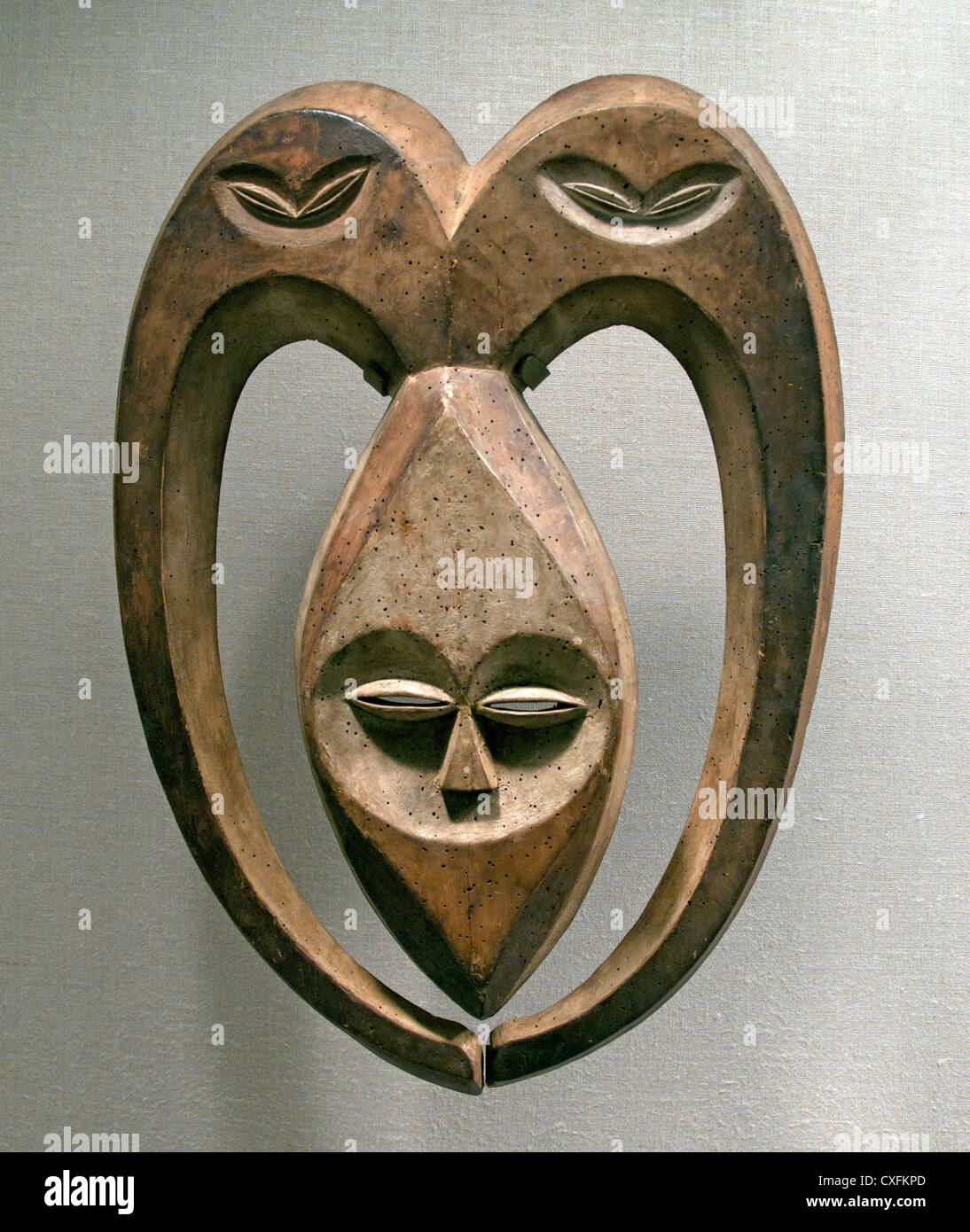 Masque Beete Ram ( Bata ) 19e siècle ou le Gabon République du Congo lvindo ou région du fleuve Sangha Kwele autochtones 52 cm) Afrique Banque D'Images