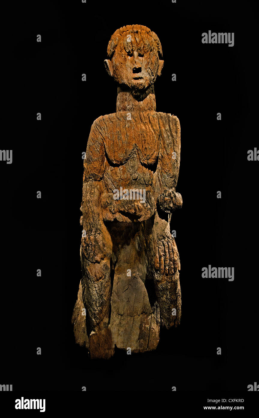 La figure de la maternité la mère et l'enfant 17e siècle La Culture Nigeria Afrique Mbembe autochtones 108 cm Banque D'Images