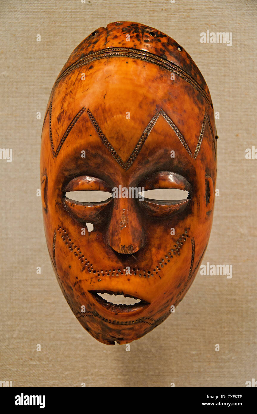 Lukungu Bwami masque 19e siècle République démocratique du Congo Shabundu 21 cm Ivoire Lega peuples du Sud Banque D'Images