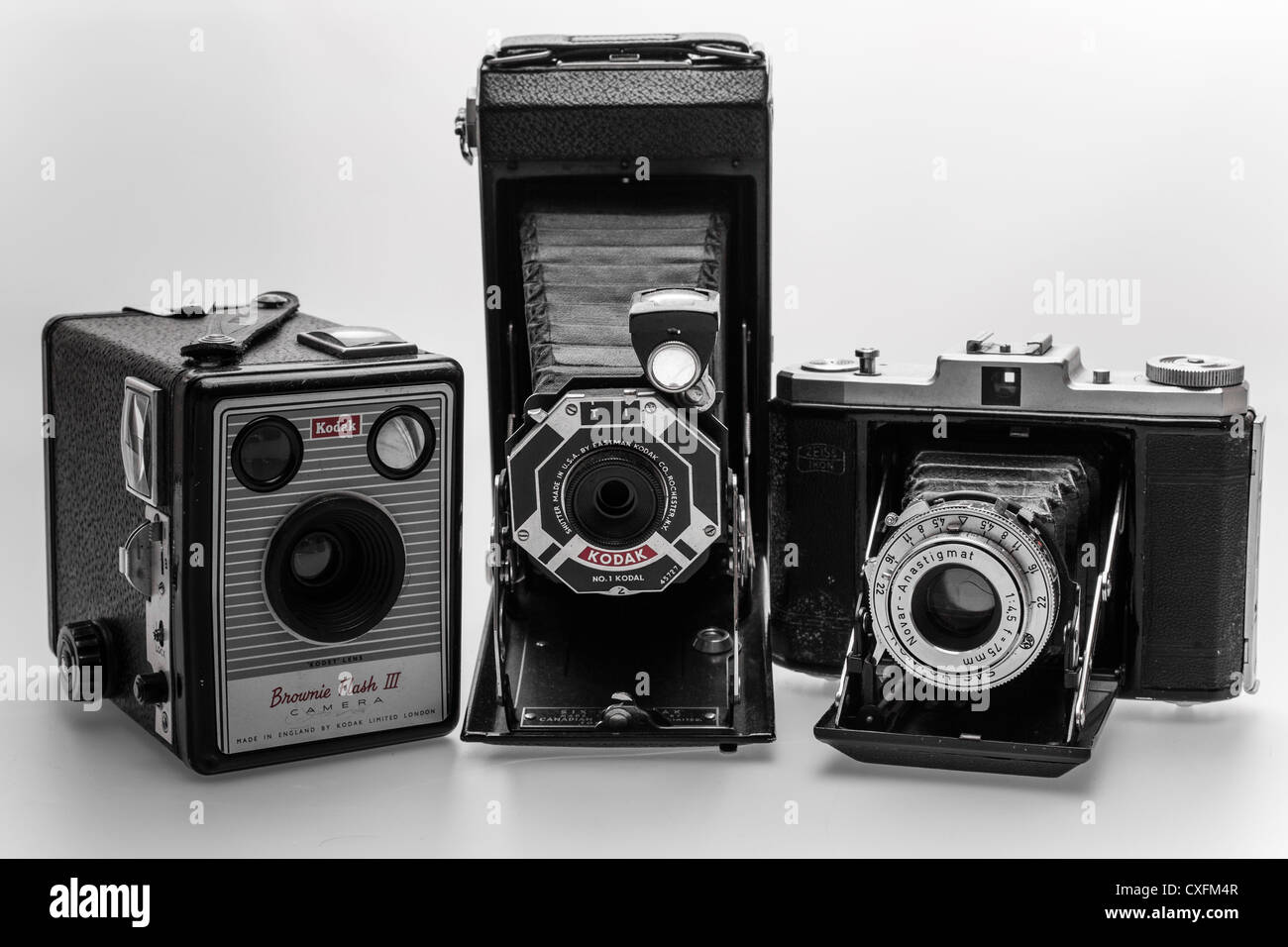 3 anciennes caméras film de pliage. Banque D'Images