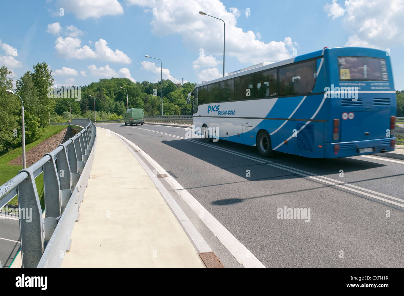 Coach sur pont sur E77, au sud de la Pologne. Banque D'Images