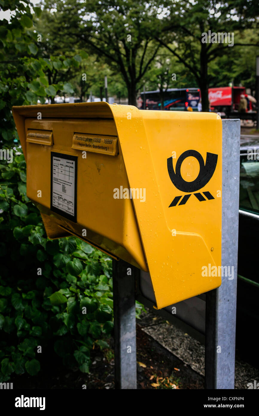 Post Box jaune allemand à Berlin Banque D'Images