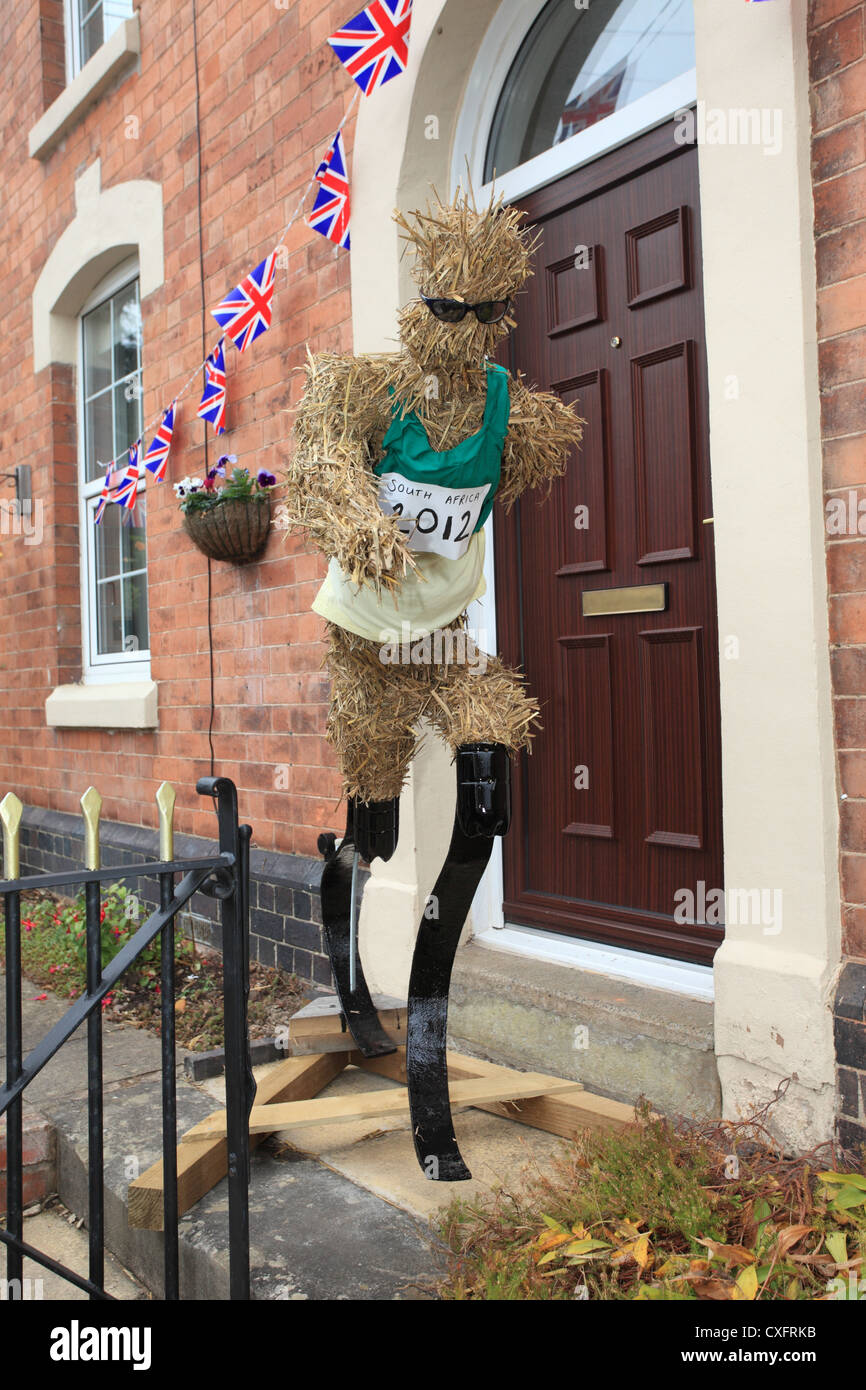 Épouvantail hommage à Oscar Pistorius coureur olympique dans un village festival de l'épouvantail dans Worcestershire Belbroughton 2012 Banque D'Images