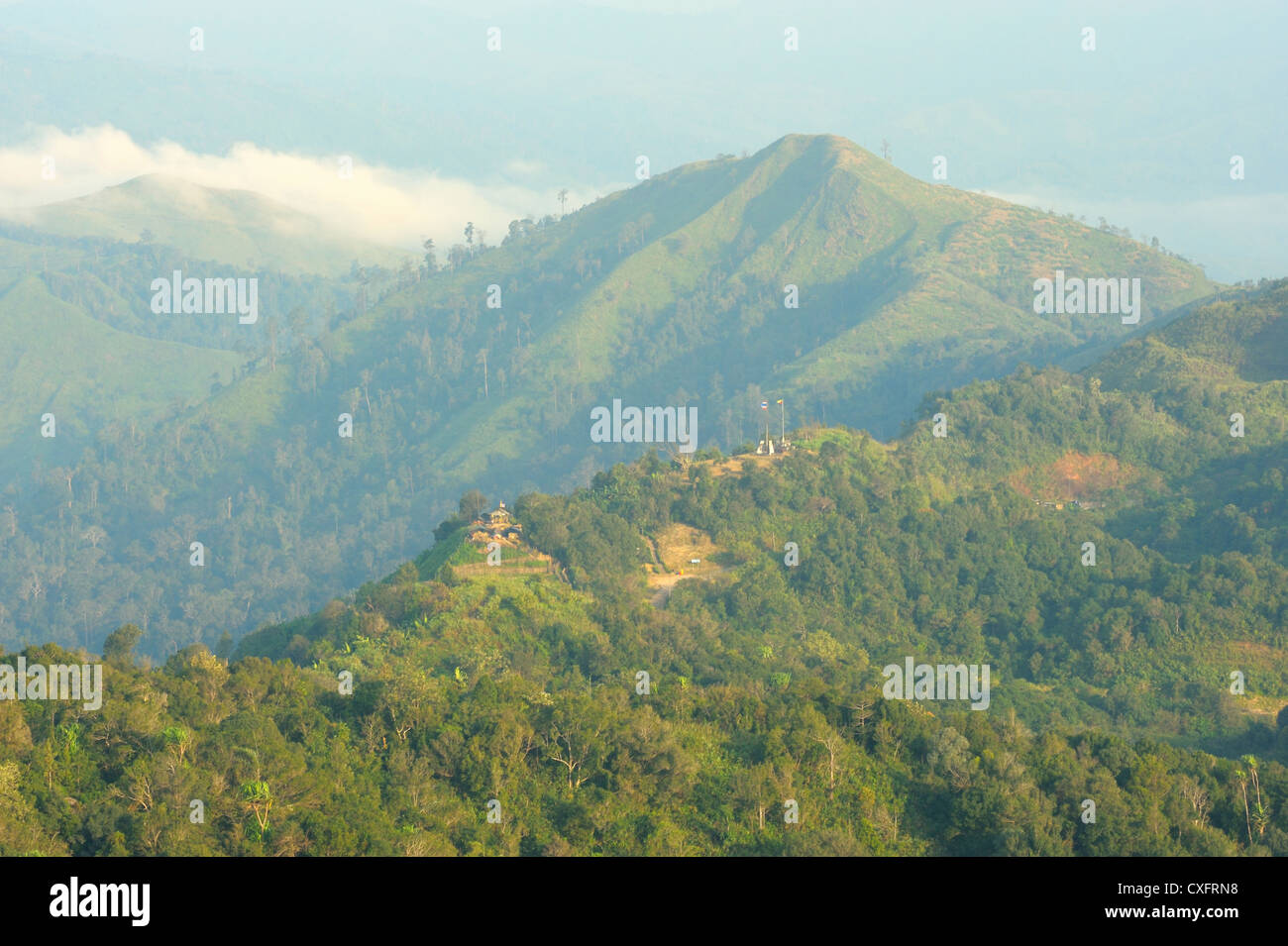 Matin à la frontière thaïlandaise - Myanmar ridge à Kanchanaburi, Thaïlande. Banque D'Images