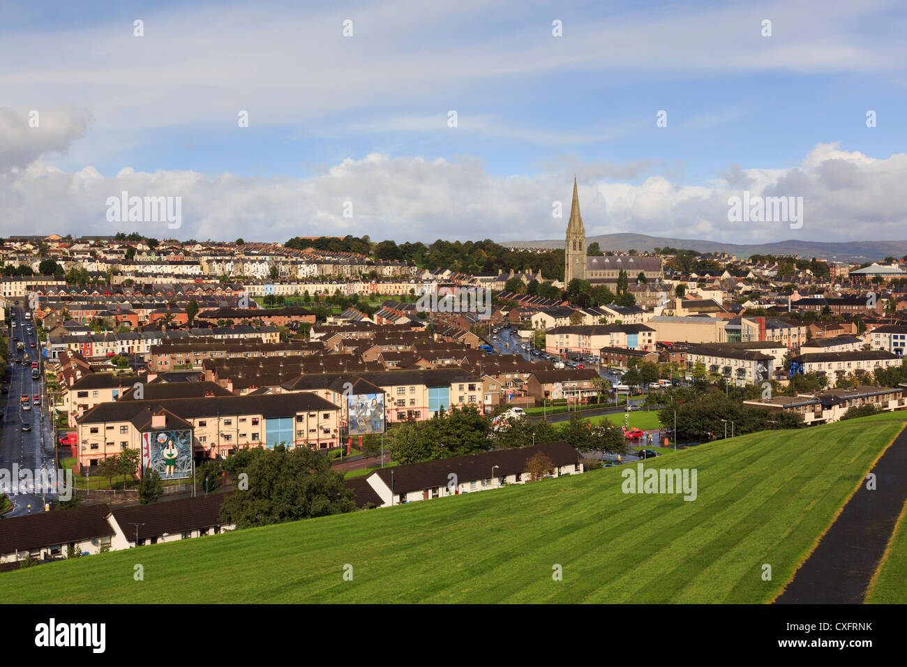 Aperçu de Bogside catholique élevée ou nationaliste de la ville de murs de Derry en Irlande du Nord Londonderry Co UK Banque D'Images