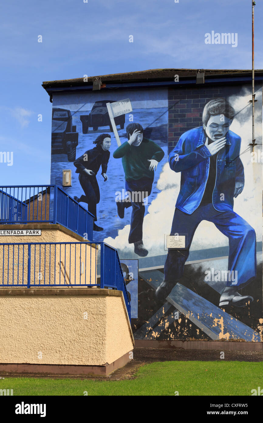 Scène de rue avec la glissière murale peinte sur un côté de chambre dans le cadre de la galerie par Bogside artists dans Neuchâtel Co Londonderry Irlande Royaume-Uni Banque D'Images