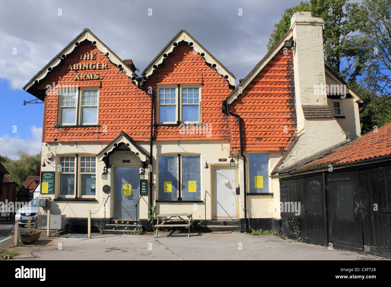 La pub d'armes Abinger fermée en 2010 à Abinger Hammer près de Dorking Surrey England UK Banque D'Images