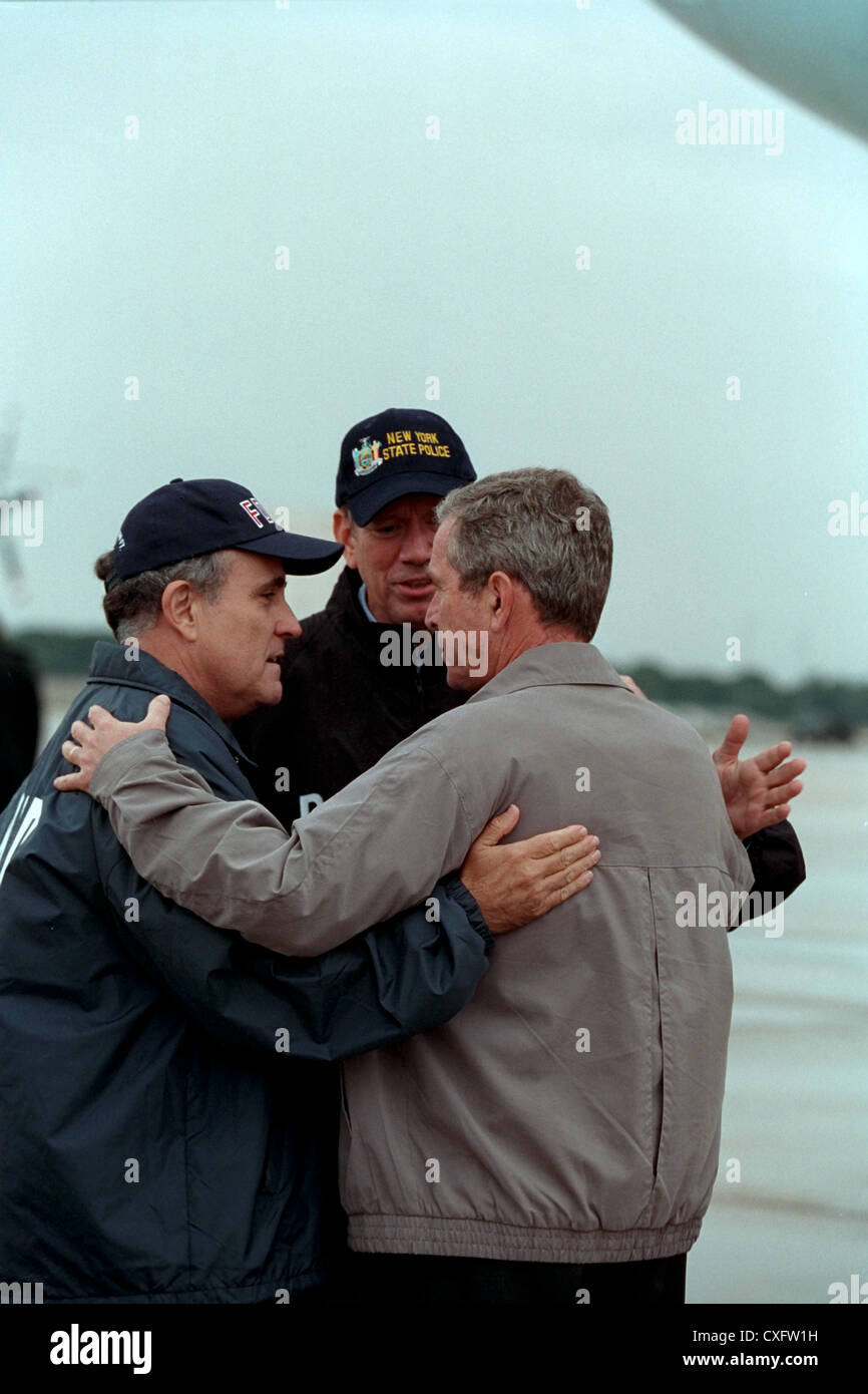Le président américain George W. Bush est accueilli par le maire de la ville de New York, Rudolph Giuliani, gauche, et gouverneur de New York George Pataki, 14 septembre 2001 à l'arrivée à McGuire Air Force Base à Wrightstown, NJ. Bush est à New York pour visiter le site du World Trade Center attentats. Banque D'Images