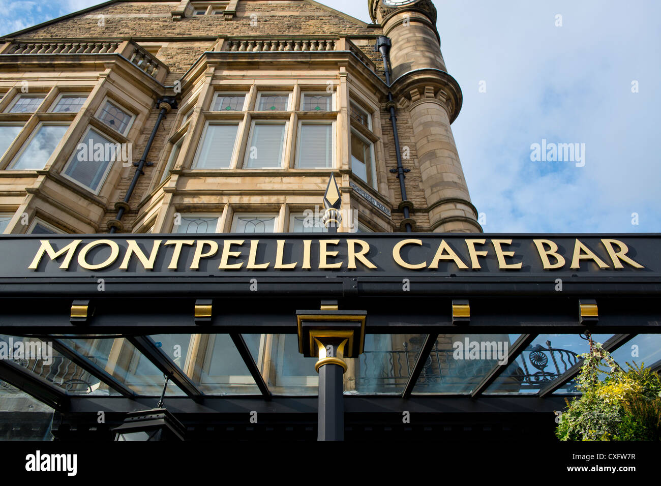 Montpellier Cafe Bar la signalisation, partie de Betty's Tea Rooms dans Harroagte, West Yorkshire. Banque D'Images