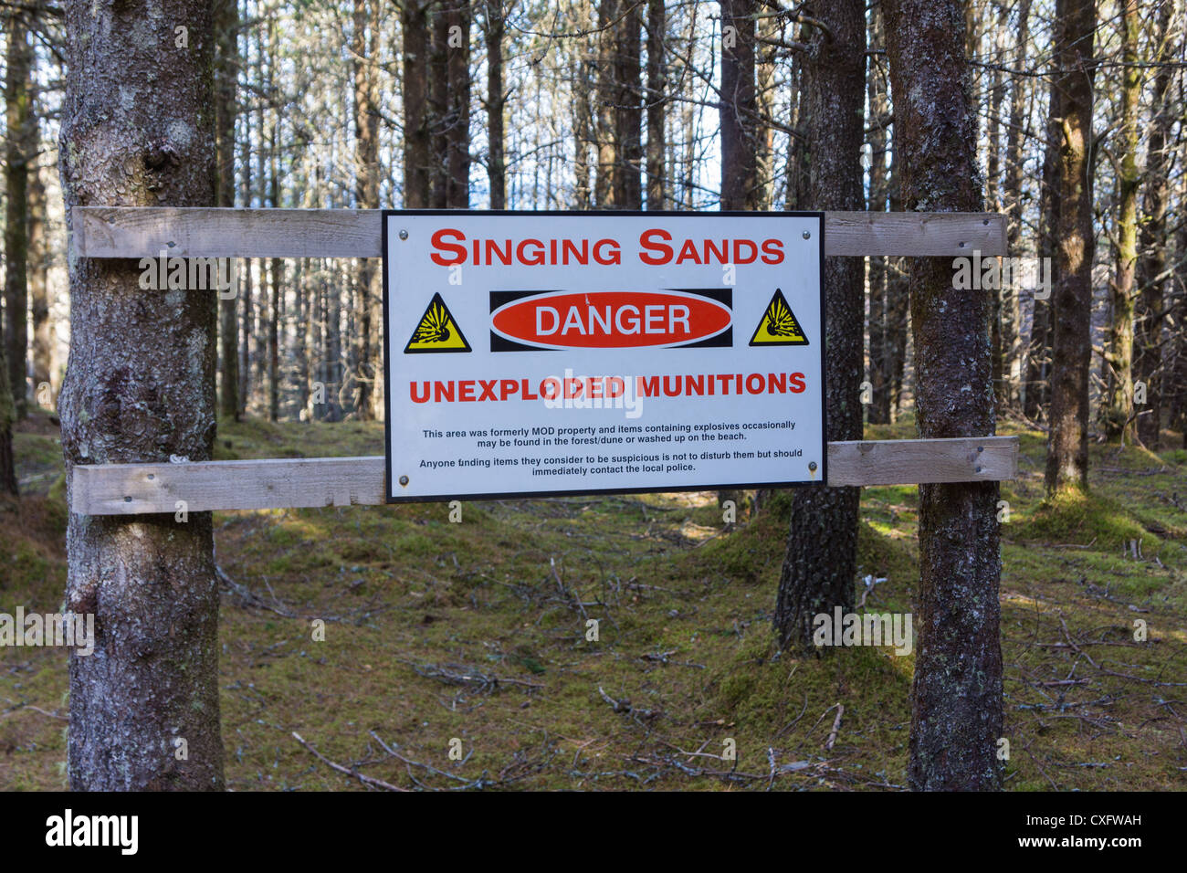 Un panneau d'avertissement à l'approche de la baie de Singing Sands de matières dangereuses des munitions non explosées. Banque D'Images