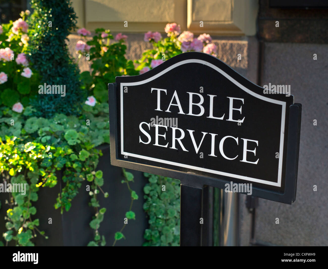 Service de table hôtellerie signe terrasse alfresco fleurs service de table affiche à l'extérieur de l'hôtel de luxe 5 étoiles cafe brasserie Banque D'Images