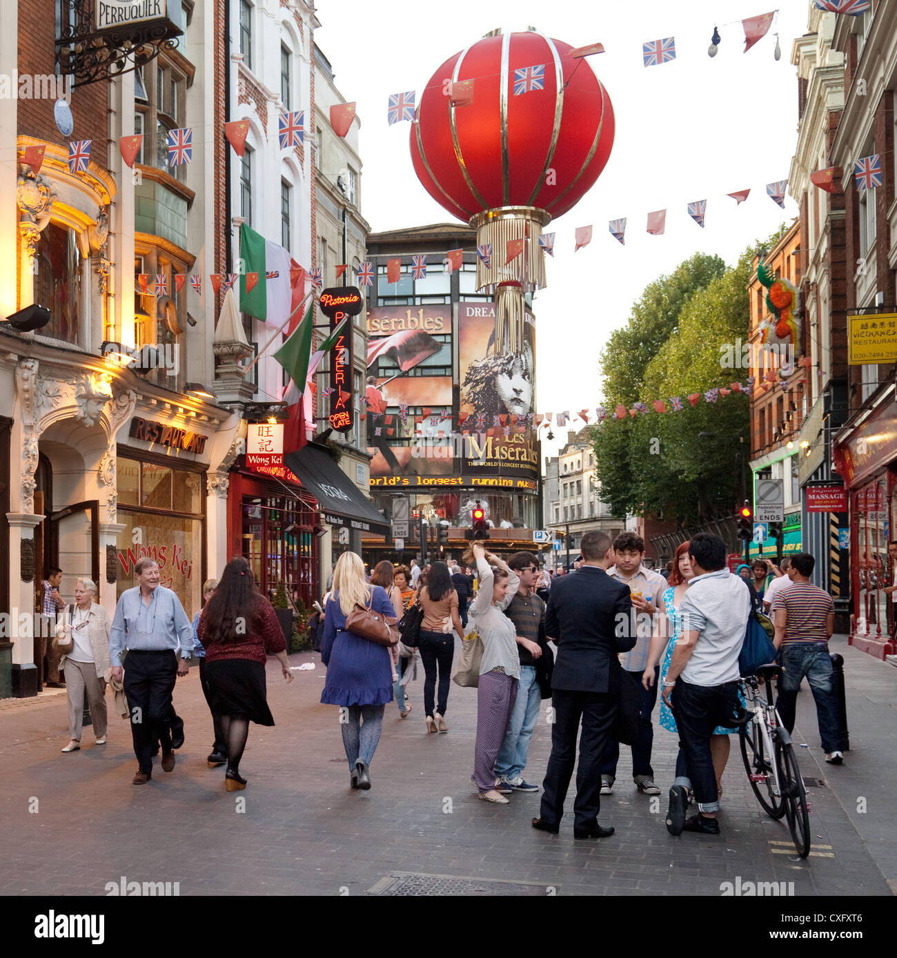 Ville multiculturelle de Londres ; scène de rue, début de soirée, Wardour Street, Chinatown,londres W1D, Royaume-Uni Banque D'Images