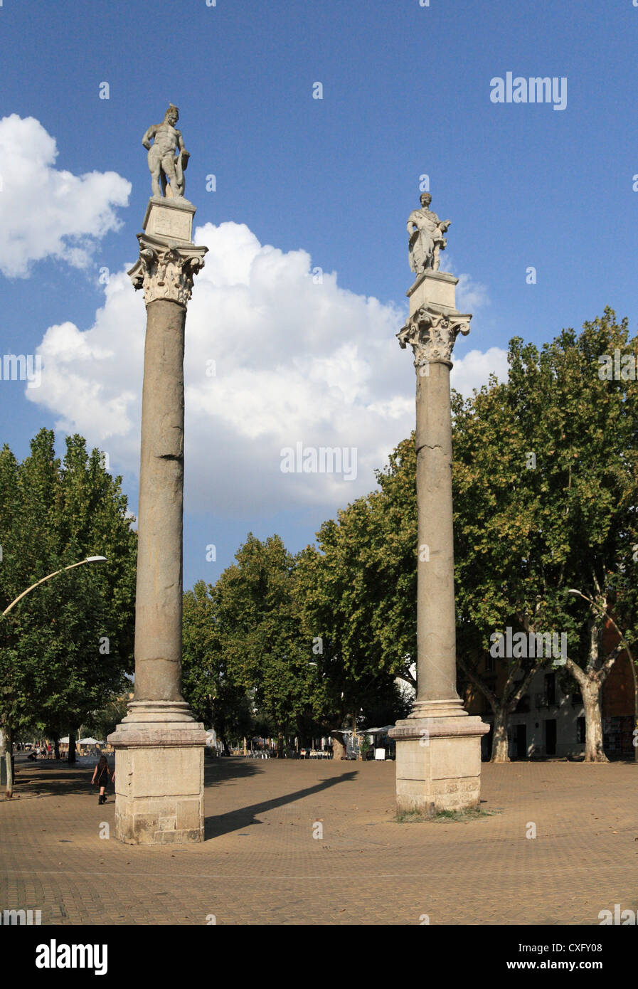 Colonnes romaines surmontées de statues d'Hercule et de Jules César à l'Alameda de Hercules Séville Espagne Banque D'Images