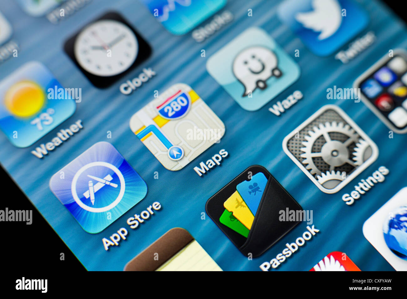 Écran du nouvel iPhone 5 montrant les nouveaux et problématique app Plans et d'autres diverses apps : livret de Twitter App Store Réveil Wuze Banque D'Images