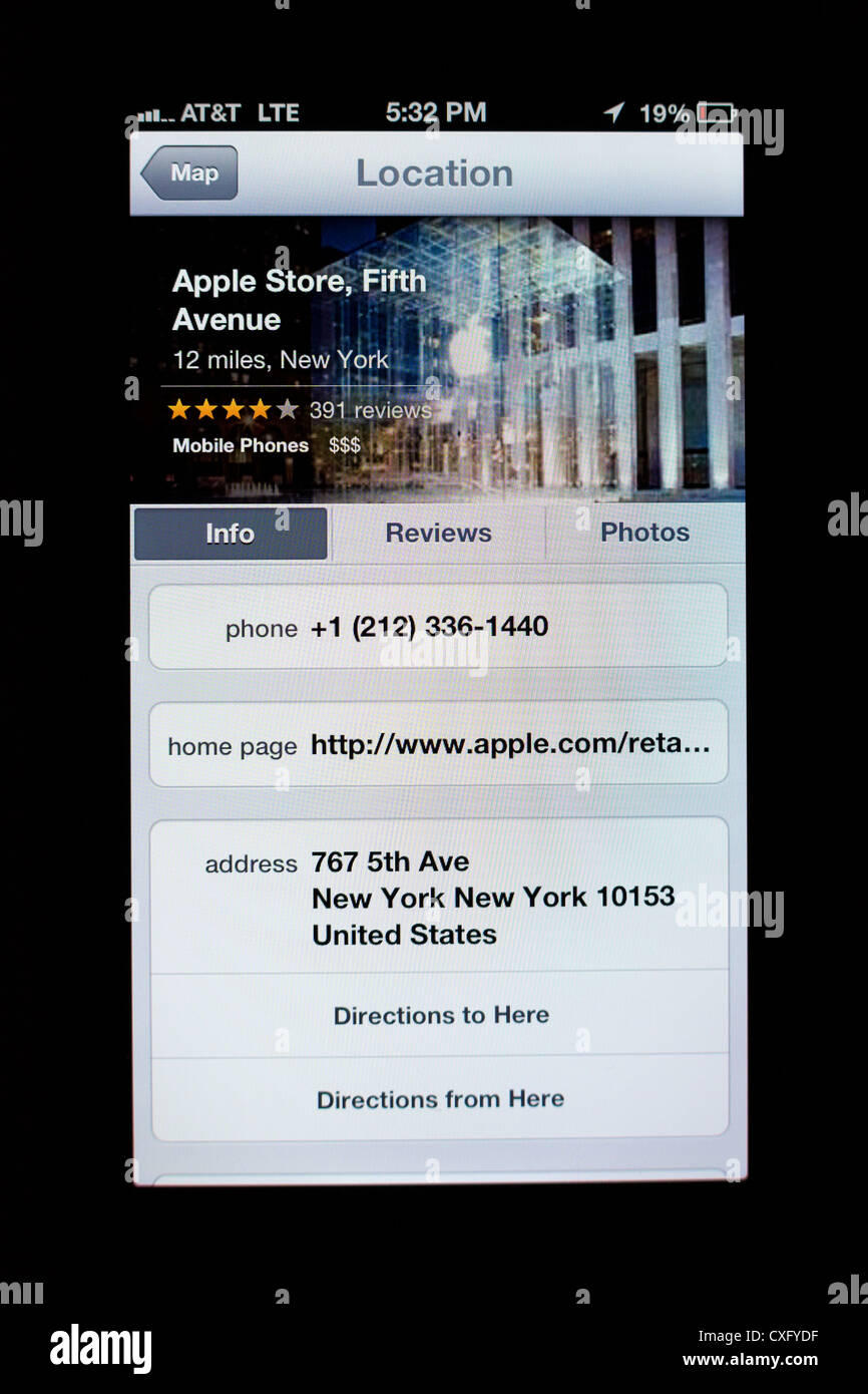 Cube en verre de l'Apple Store sur un cinquième Ave illustré dans l'application Plans sur l'écran d'un nouvel iPhone 5 / iOS 6 - Yelp, info de position Banque D'Images Cube en verre de l'Apple Store sur un cinquième Ave illustré dans l'application Plans sur l'écran d'un nouvel iPhone 5 / iOS 6 - Yelp, info de position Banque D'Images