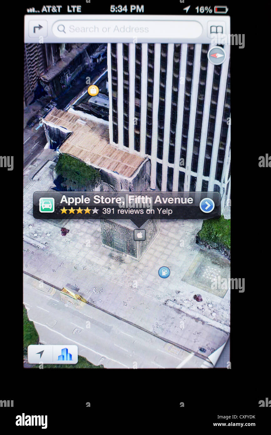 Cube en verre de l'Apple Store sur un cinquième Ave illustré dans l'application Plans sur l'écran d'un nouvel iPhone 5 / iOS 6 - Yelp, Vue 3D Banque D'Images Cube en verre de l'Apple Store sur un cinquième Ave illustré dans l'application Plans sur l'écran d'un nouvel iPhone 5 / iOS 6 - Yelp, Vue 3D Banque D'Images