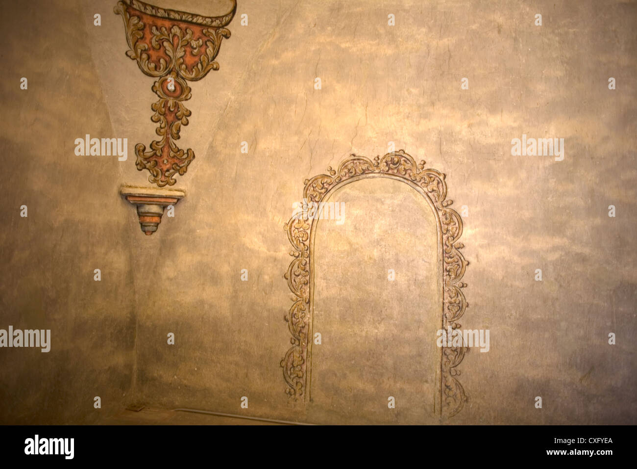 Une porte est peinte sur le mur de l'église de San Jerónimo Tlacochahuaya à Oaxaca, Mexique, le 8 juillet 2012. Banque D'Images