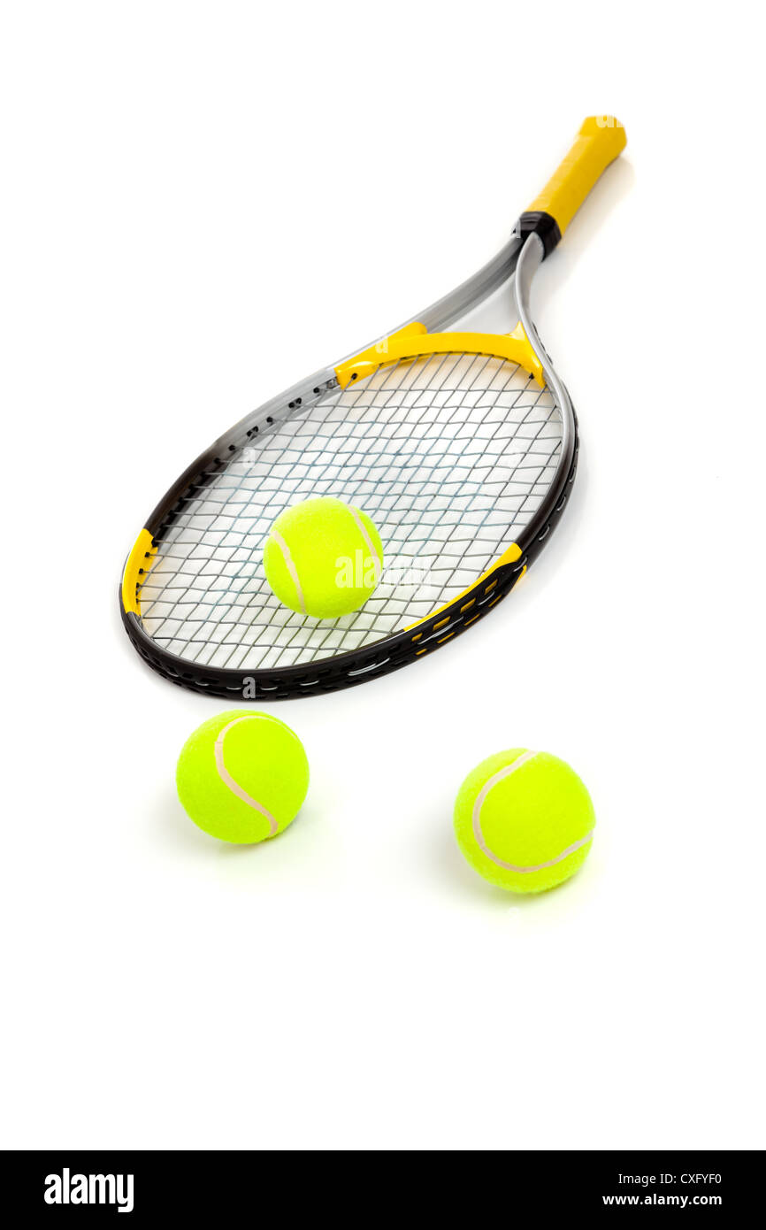 Raquette de tennis avec trois balles de tennis jaune Banque D'Images