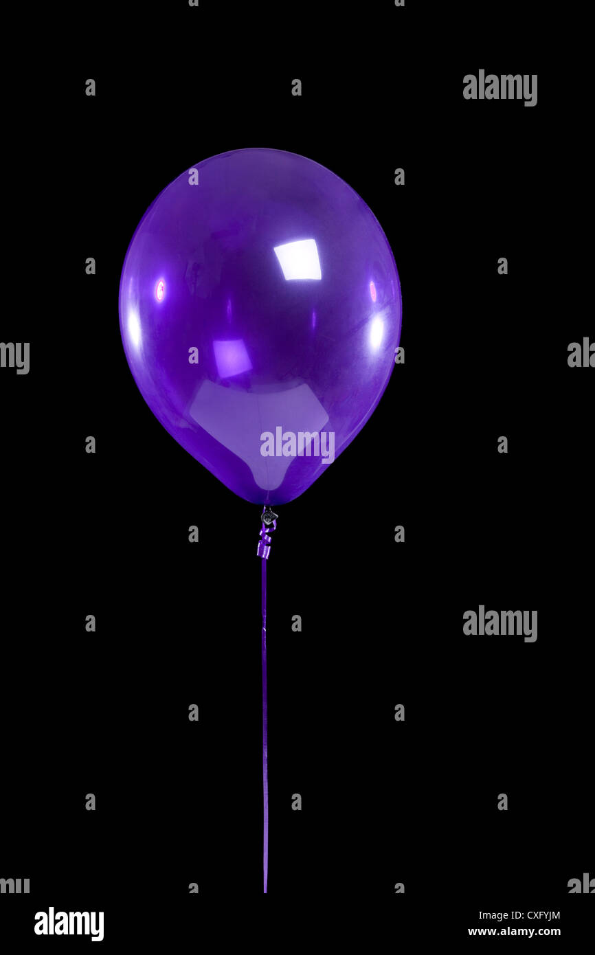 Seul ballon violet sur fond noir Banque D'Images