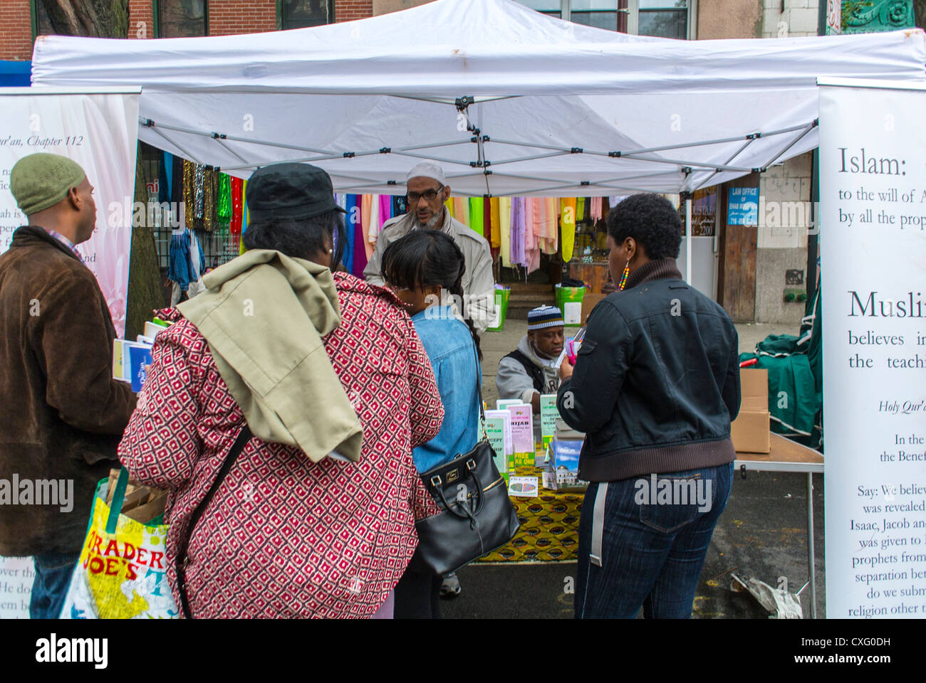 New York City, USA, les musulmans américains stall le Brooklyn Street Festival, 'Atlantic Antic', marché aux puces, vendeur de rue, afro-américains Banque D'Images