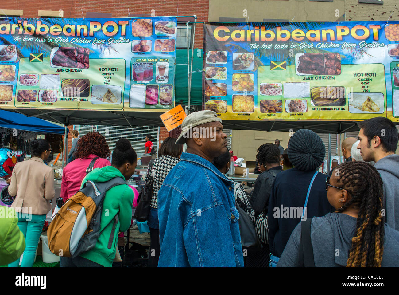 New York City, NY, États-Unis, Afro-Américains Shopping au Caribbean Food Stall, au Brooklyn Street Festival, « Atlantic Antic », « Bedford Stuyvesant » Banque D'Images