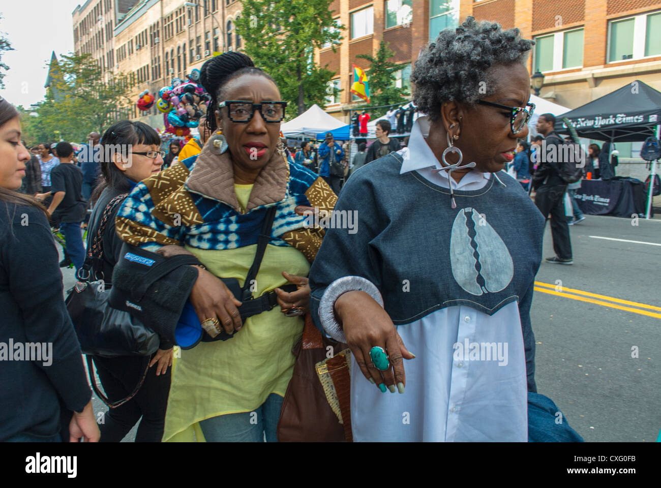 New York City, USA, African Americans Women in Crowd, Promenading au Brooklyn Street Festival, 'Atlantic Antic', gentrification des quartiers de la ville aux États-Unis, rue multiculturelle Banque D'Images