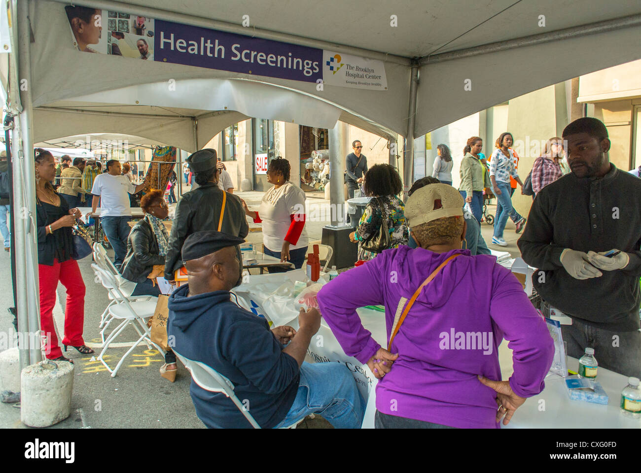 New York City, États-Unis, les gens obtiennent des dépistages de santé gratuits de l'hôpital local au Brooklyn Street Festival, 'Atlantic Antic', centre de santé communautaire Banque D'Images
