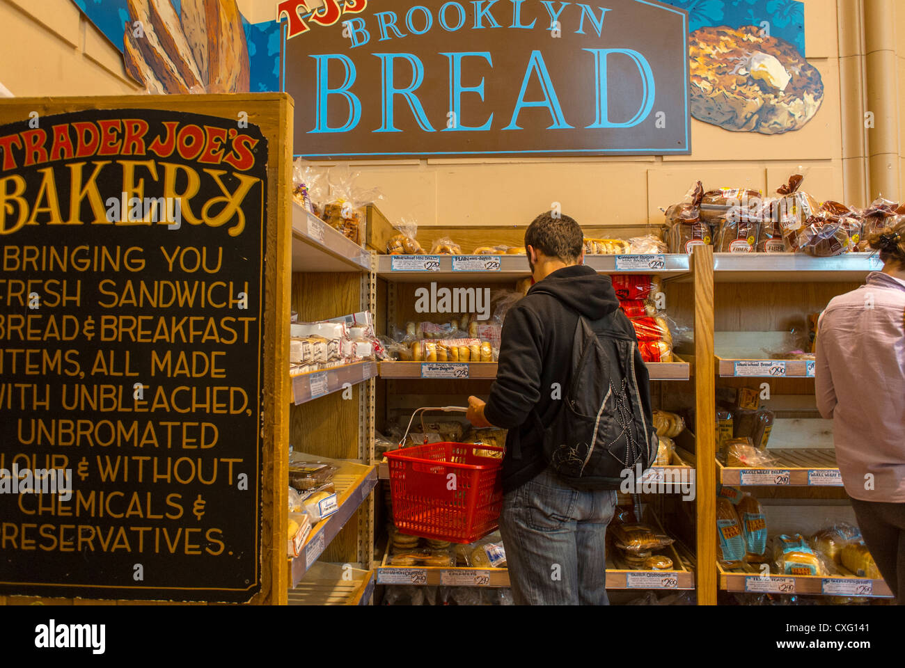New York, NY, USA, des boutiques, des magasins d'alimentation, "Trader Joe's" à Brooklyn, à l'intérieur des étagères, acheter du pain Produits de boulangerie Banque D'Images