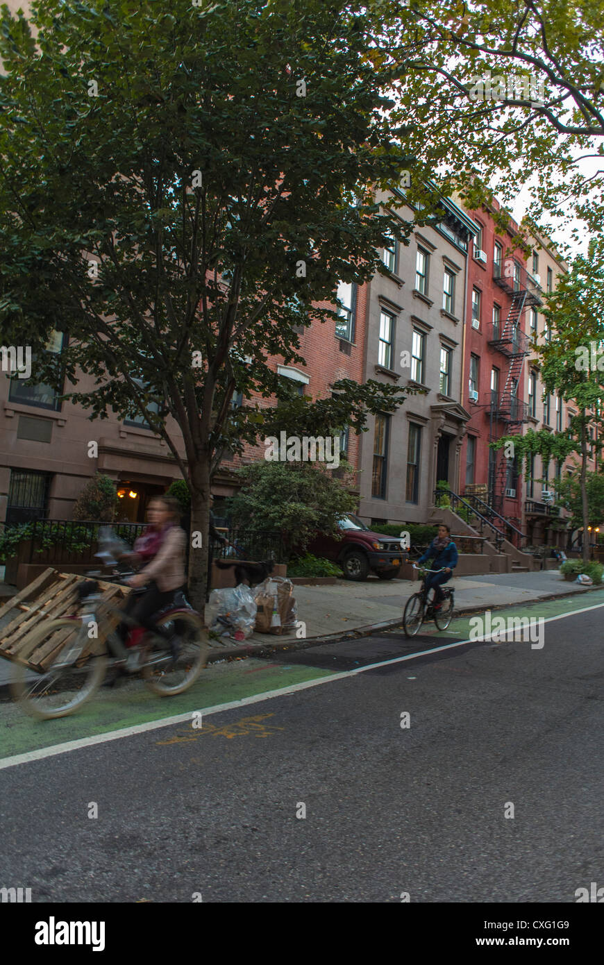 New York, NY, USA, les adolescents à vélo sur Street, Brooklyn, scènes de rue, maisons en rangée, de maisons de quartier, Banque D'Images