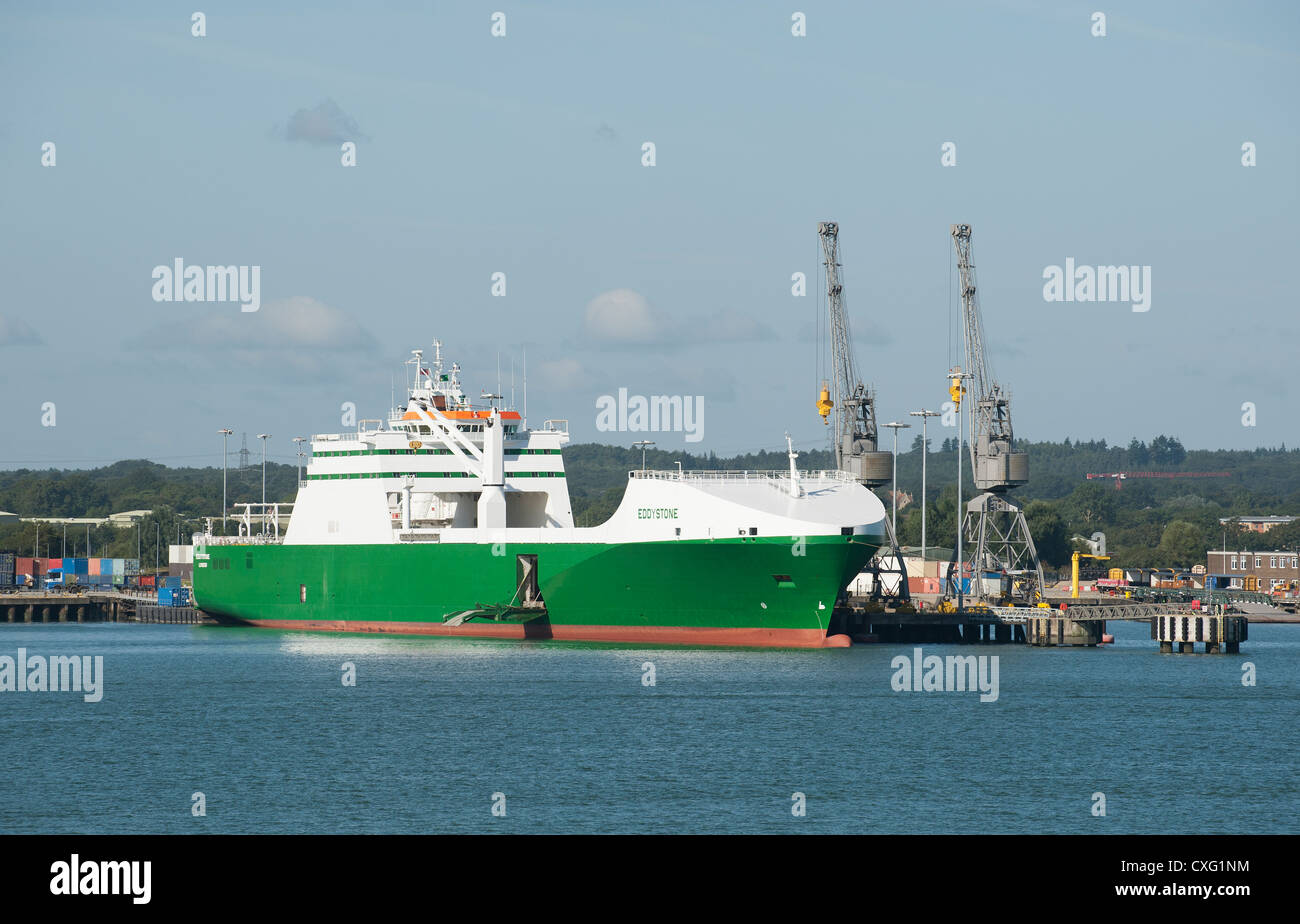 Navire RoRo Eddystone à port aux côtés des forces armées de Marchwood Southampton Water England UK Banque D'Images