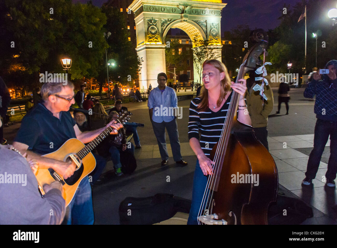 New York City, NY, USA, 'Greenwich Village', Summer Night , musiciens de groupe jouant des chansons dans le parc Washington Square, faisant de la musique Banque D'Images