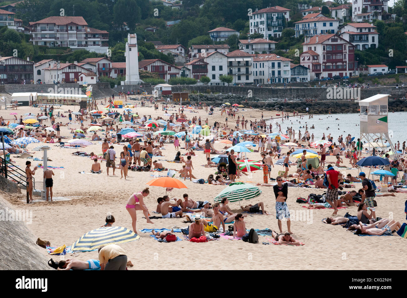 Les vacanciers sur la plage à St Jean de Luz sud ouest France Banque D'Images