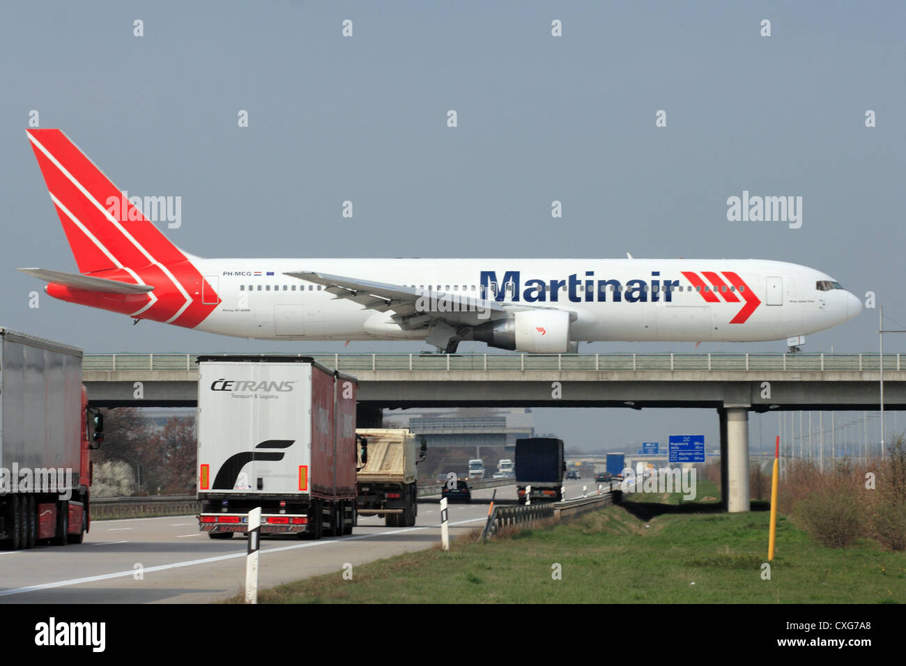 L'autoroute et l'avion Martinair matériel roulant de l'aéroport Leipzig-Halle Banque D'Images