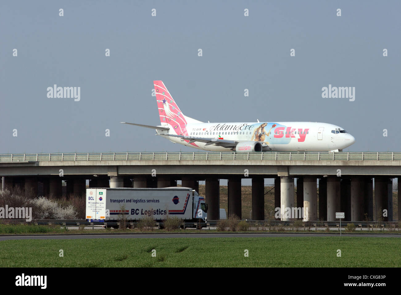 Les avions et les voitures roulant à l'aéroport Leipzig-Halle Banque D'Images