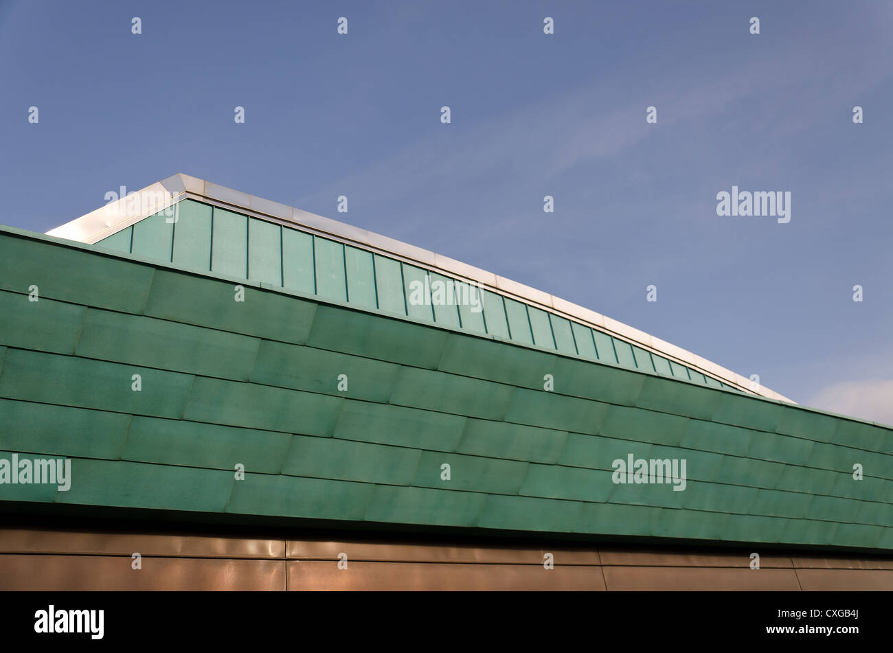 Conception de toit expérimentale moderne mêlant cuivre et feuilles d'aluminium comme l'argile tuiles qui se chevauchent Banque D'Images