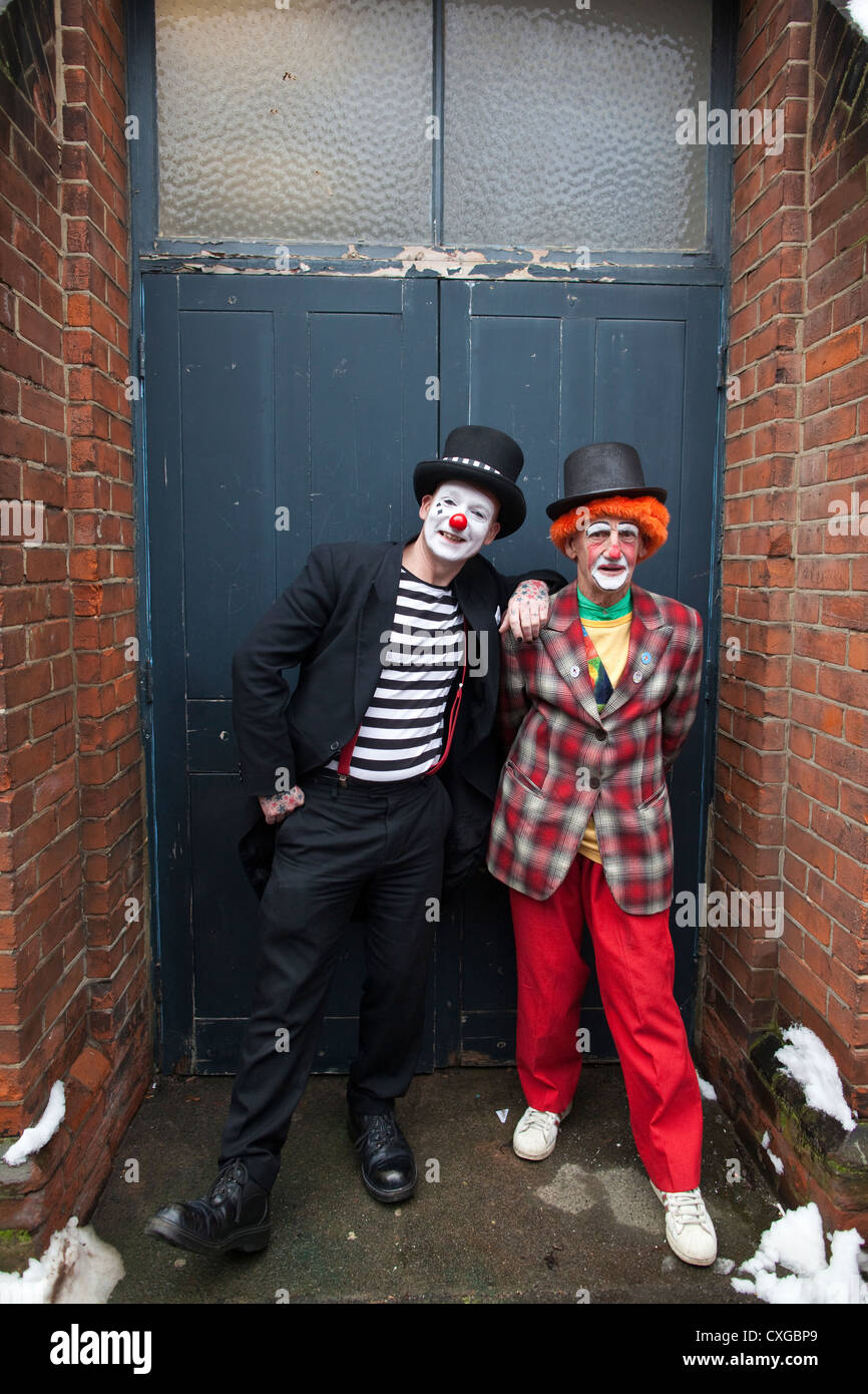 Clowns à l'église Holy Trinity à Dalston, est de Londres pour assister à un service religieux à la mémoire de Joseph Grimaldi, England, UK Banque D'Images