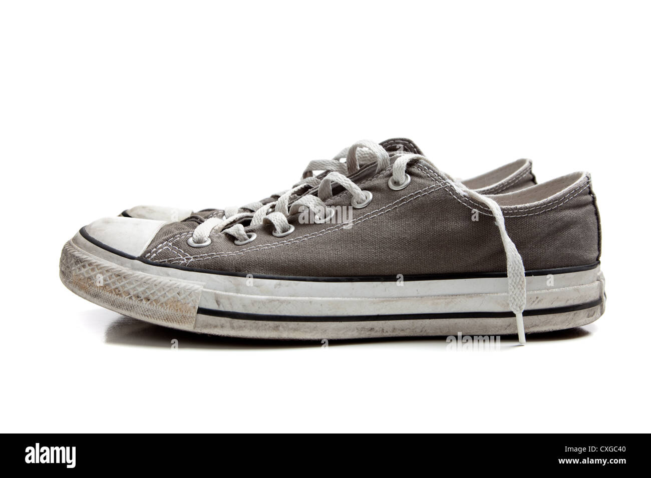 Une paire de chaussures retro gris sur fond blanc Banque D'Images