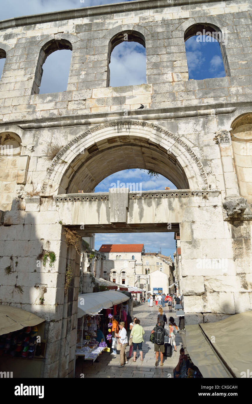 Porte d'entrée du palais de Dioclétien, Split, Croatie, comté de Split-Dalmatie Banque D'Images