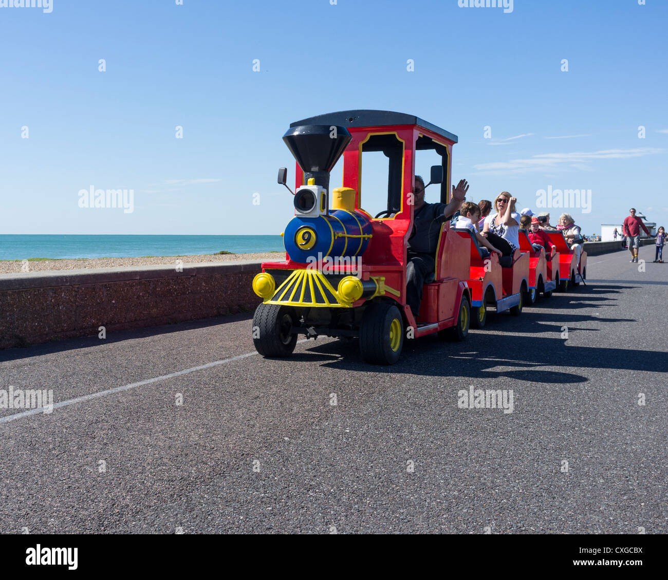 Petit train routier sur Worthing promenade Banque D'Images